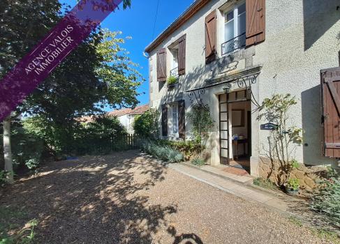 Maison de campagne de190m² avec sa cour intérieur et piscine - 14 min de la Rochefoucauld 